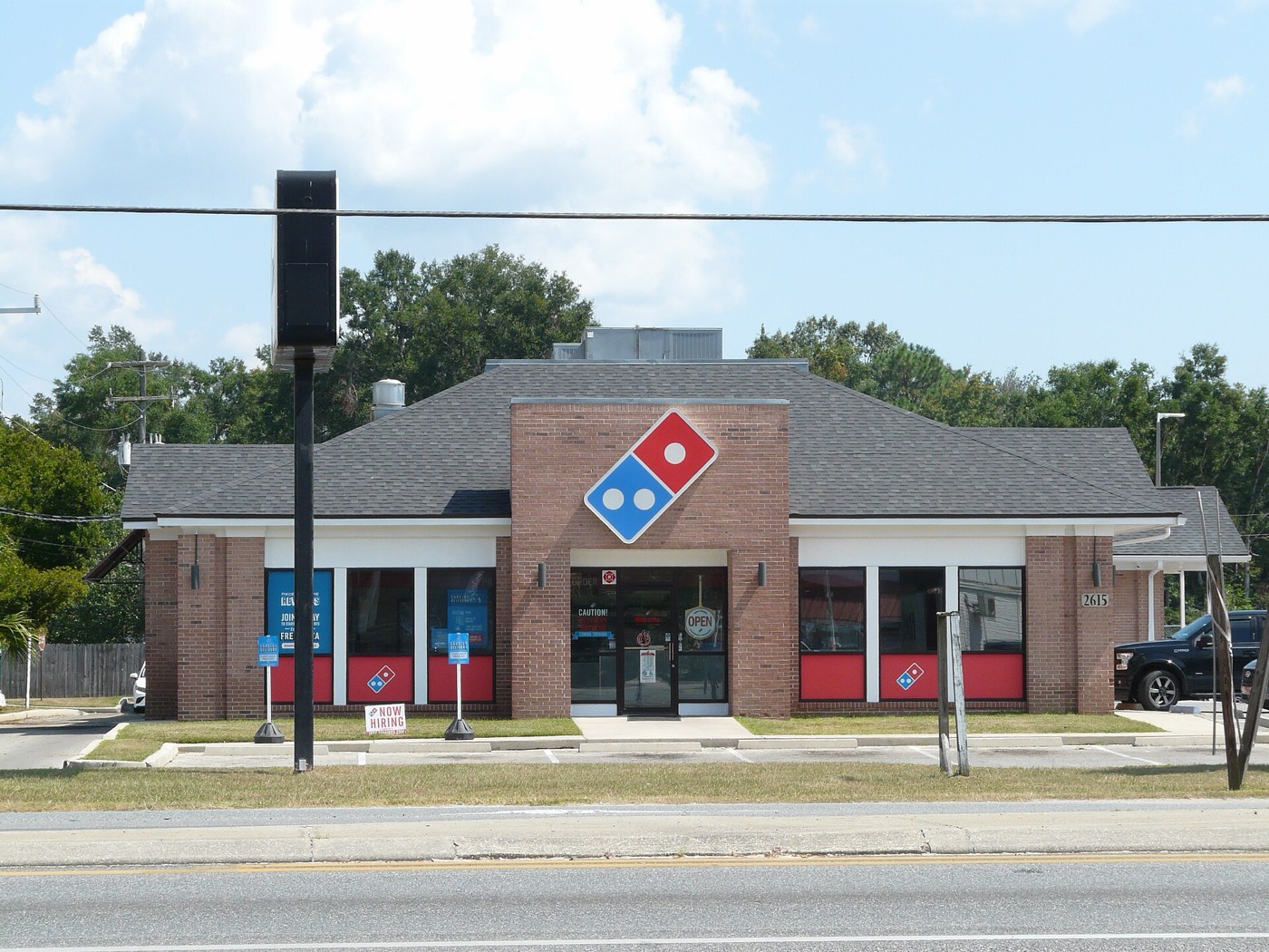 Fachada de uma loja da Domino's nos Estados Unidos, com o logo na parede de tijolos