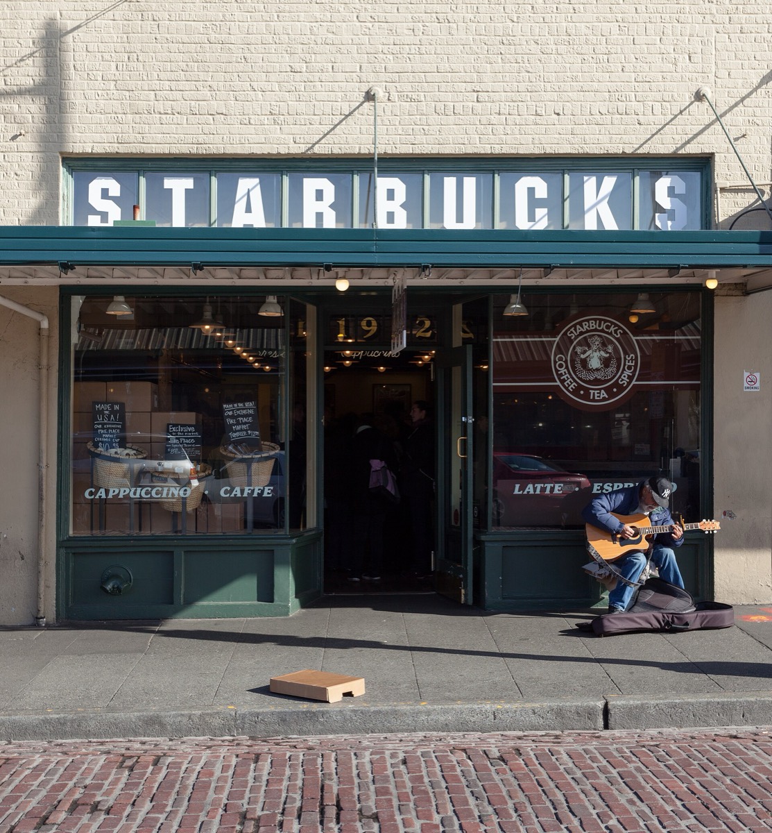 Fachada da primeira loja da Starbucks no Pike Place Market, em Seattle, com o logo marrom antigo